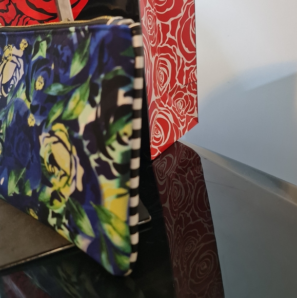 MANHATTAN Floral & Stripe Vegan Leather Wristlet NWTs - Picture 2 of 10